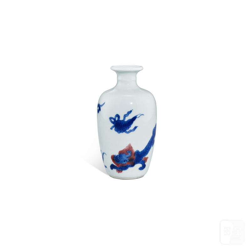 A copper-red and underglaze-blue 'chilong' vase,  Qing dynasty, Kangxi period  | 清康熙 青花釉裡紅螭龍圖小瓶 - 图3